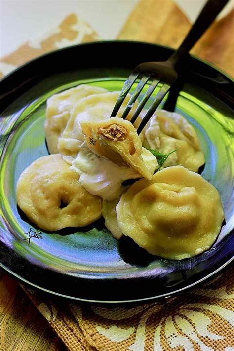  Pelmeni: Eine herzhafte Füllung, die im dampfenden Sud köchelt!