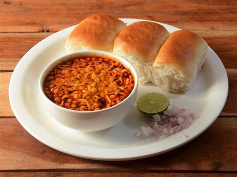  Misal Pav: Ein würziges, aromatisches Frühstück für den hungrigen Geist!