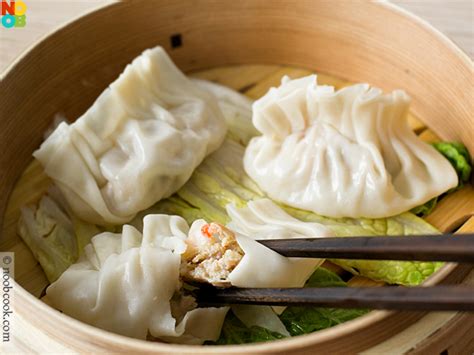  Jiaozi: Ein Fest der Aromen - Gebratene oder gedämpfte Teigtaschen für jeden Geschmack!