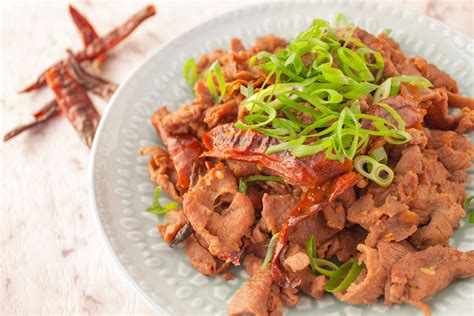  Sichuan-Style Stewed Lamb! Ein kulinarisches Feuerwerk aus würzigem Chili und zarten Lammfleischstückchen