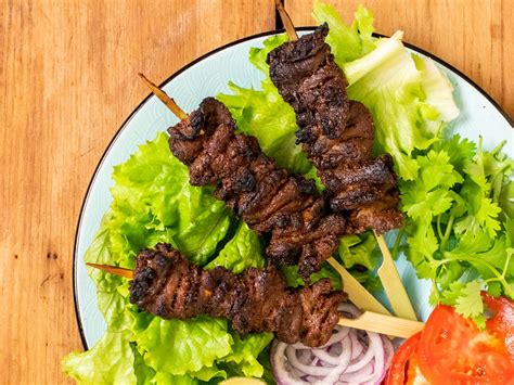  Suya! Ein berauschend würziges Grillgericht aus der nigerianischen Stadt Qua Iboe